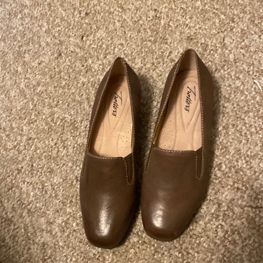 New never worn Trotters shoes size 9 1/2 W